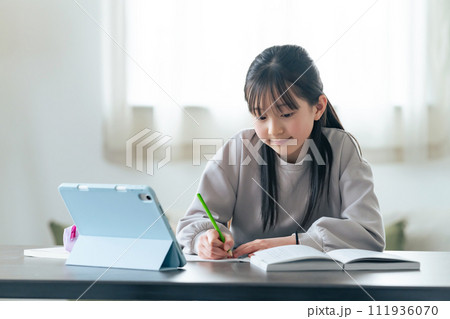 タブレットPCを見ながら勉強する女の子 タブレットPCを見ながら勉強する女の子 111936070