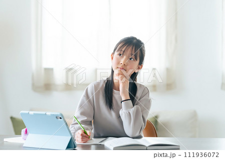 勉強しながら考える女の子 111936072