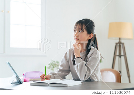勉強しながら悩む女の子 111936074
