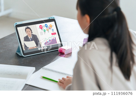 タブレットPCでオンライン授業を受ける女の子 111936076