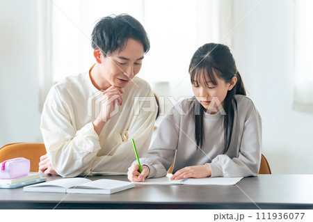 勉強を教わる女の子 勉強を教わる女の子 111936077