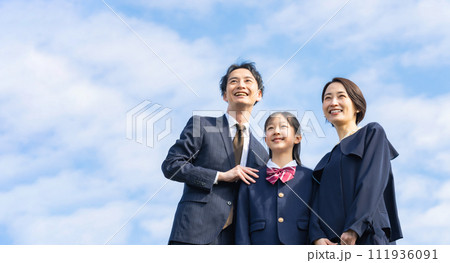青空を見上げる親子 青空を見上げる親子 111936091
