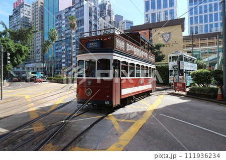 香港の遊覧電車　銅鑼灣付近 111936234