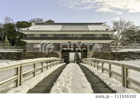 雪景色の金沢城鼠多門 111936382
