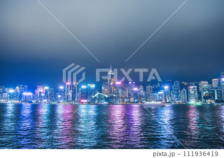 青々しい香港の夜景 111936419