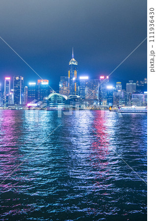 青々しい香港の夜景 111936430
