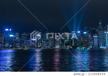 青々しい香港の夜景 111936434
