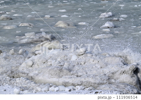 波に砕かれて小さくなった流氷 111936514