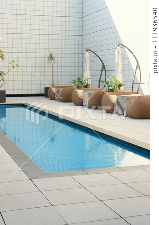 ビル屋上のプール　ホテルのプール 111936540