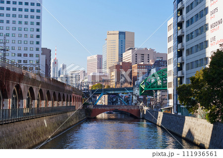 東京　神田川に掛かる昌平橋 111936561