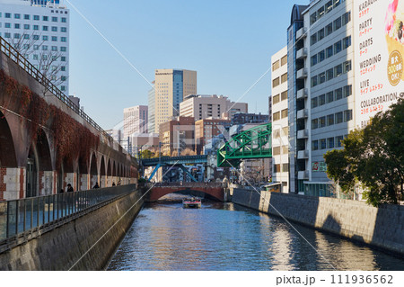 東京　神田川に掛かる昌平橋 111936562