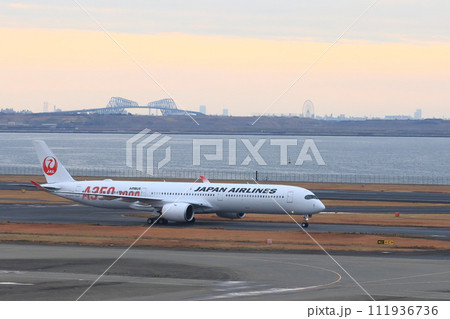 滑走路に向かう新型旅客機 111936736