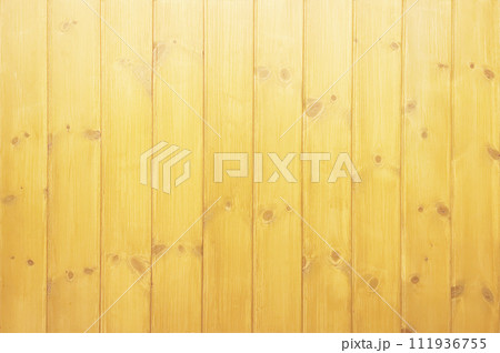 薄茶色の木目や節のあるニス塗の羽目板の縦張り板壁の背景画像 111936755