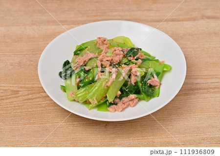 小松菜とツナ缶の和物。 小松菜とツナ缶の和物。 111936809