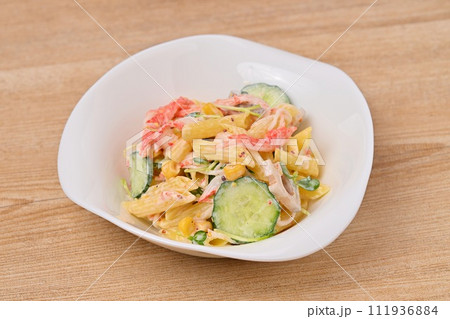 自家製のカニカマ・マカロニサラダ、マカロニ、かにかま、コーン、胡瓜、かいわれ、蓮根 111936884