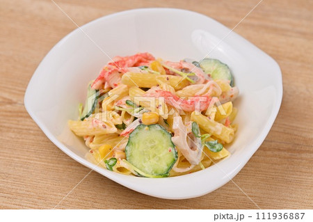 自家製のカニカマ・マカロニサラダ、マカロニ、かにかま、コーン、胡瓜、かいわれ、蓮根 自家製のカニカマ・マカロニサラダ、マカロニ、かにかま、コーン、胡瓜、かいわれ、蓮根 111936887