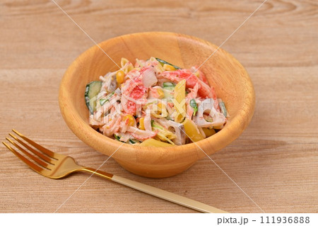 自家製のカニカマ・マカロニサラダ、マカロニ、かにかま、コーン、胡瓜、かいわれ、蓮根 111936888