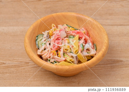 自家製のカニカマ・マカロニサラダ、マカロニ、かにかま、コーン、胡瓜、かいわれ、蓮根 111936889