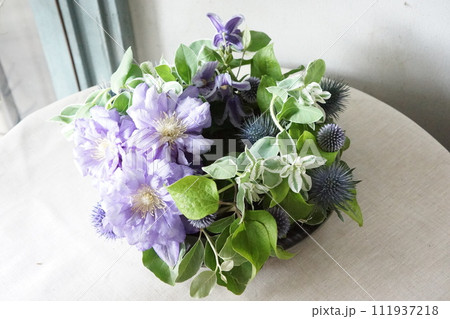 紫色の花たちのリース 111937218