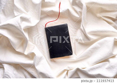 布の上の本 111937413