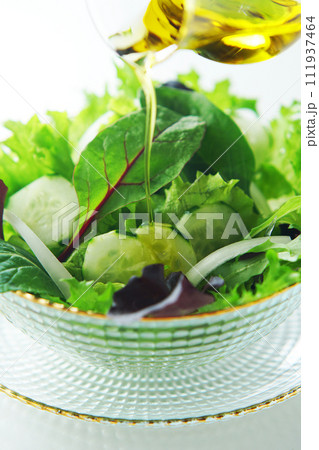 グリーンサラダにオリーブオイルをかける 111937464
