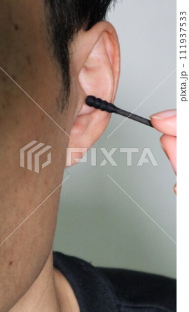 綿棒で耳掃除をする人物 綿棒で耳掃除をする人物 111937533