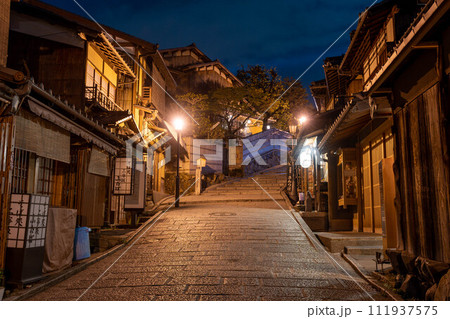灯り照らす古道 - 三年坂の夜景 灯り照らす古道 - 三年坂の夜景 111937575