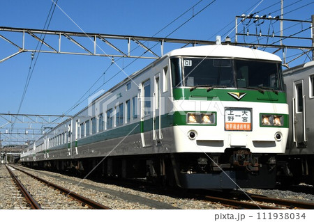 車両基地に停車する185系電車(新幹線リレー号表示) 車両基地に停車する185系電車(新幹線リレー号表示) 111938034