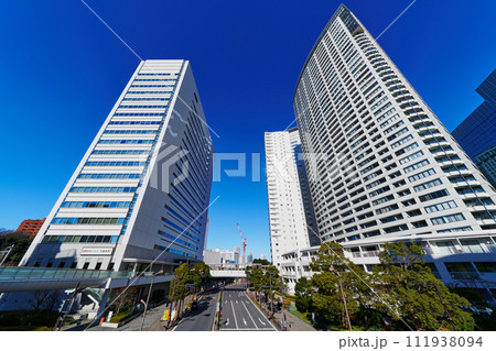東京　品川駅周辺の高層ビル群 111938094