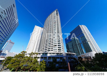 東京　品川駅周辺の高層ビル群 111938098