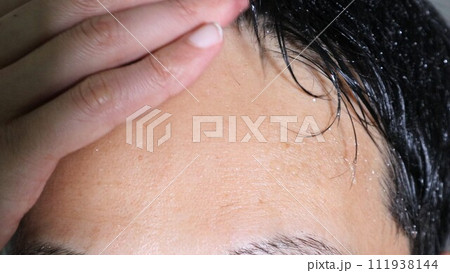 体調不良で汗をかいた人物 111938144