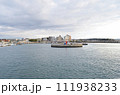 赤灯台と江の島片瀬海岸の町並　神奈川県藤沢市にて 111938233