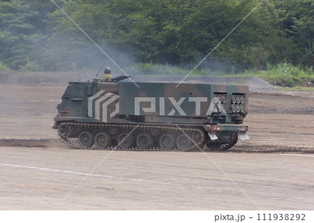 走行する陸上自衛隊多連装ロケットシステムMLRS 111938292