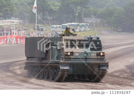 観閲行進する陸上自衛隊多連装ロケットシステムMLRS 111938297
