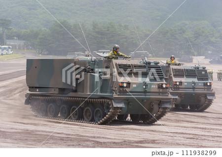 観閲行進する陸上自衛隊多連装ロケットシステムMLRS 111938299