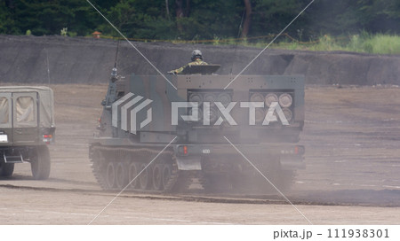 走行する陸上自衛隊多連装ロケットシステムMLRS 111938301