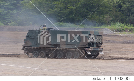 走行する陸上自衛隊多連装ロケットシステムMLRS 走行する陸上自衛隊多連装ロケットシステムMLRS 111938302