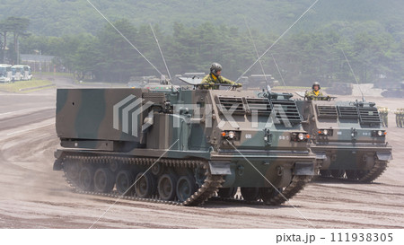 観閲行進する陸上自衛隊多連装ロケットシステムMLRS 111938305