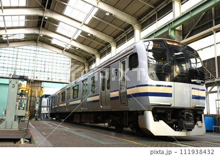 車両基地に停車する旧カラーのE217系 111938432