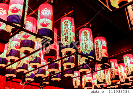 大須万松寺天井から吊り下がる沢山の白雪吒枳尼真天の提灯 大須万松寺天井から吊り下がる沢山の白雪吒枳尼真天の提灯 111938538
