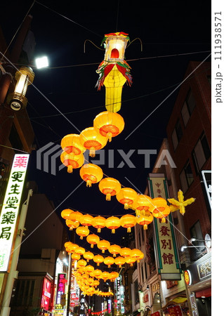 【横浜中華街】春節燈花で賑わう横浜中華街の夜景を彩る龍の提灯飾・ランタン(飛龍乗雲)り 【横浜中華街】春節燈花で賑わう横浜中華街の夜景を彩る龍の提灯飾・ランタン(飛龍乗雲)り 111938571