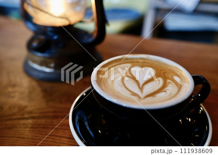 カフェラテ、ラテアート カフェラテ、ラテアート 111938609