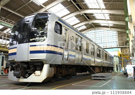 車両基地に停車するエアポート成田表示のE217系(前面旧カラー・側面新カラー) 車両基地に停車するエアポート成田表示のE217系(前面旧カラー・側面新カラー) 111938884