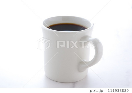 お気に入りのマグカップに淹れたてのコーヒーを入れてひと休みしているイメージ 111938889
