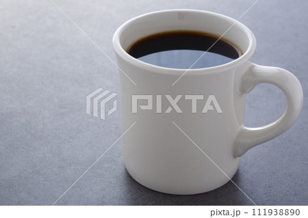 お気に入りのマグカップに淹れたてのコーヒーを入れてひと休みしているイメージ お気に入りのマグカップに淹れたてのコーヒーを入れてひと休みしているイメージ 111938890