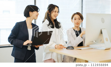 働く女性たち_シルエット 働く女性たち_シルエット 111938894