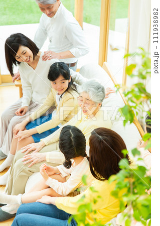 多世代団欒イメージ 111938982