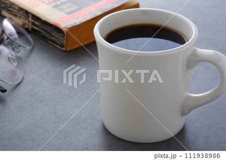 コーヒーを飲みながら読書を楽しむイメージ 111938986