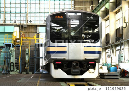 車両基地に停車する旧カラーのE217系（回送表示） 111939026