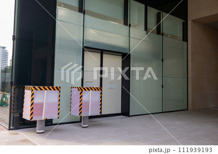 KITTE大阪の1階に設置された使用前の新しい郵便ポスト（2024年2月11日撮影） 111939193